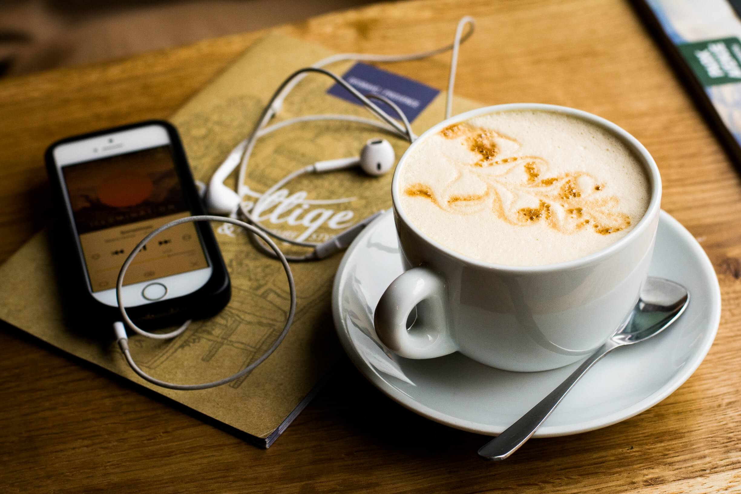 podcast voor ontspanning afbeelding koffie en telefoon